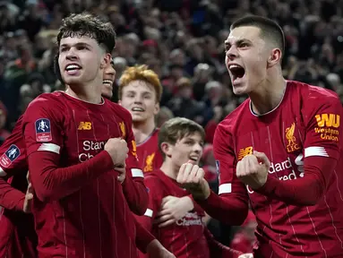 Pemain Liverpool Curtis Jones (kanan) dan Neco Williams merayakan gol bunuh diri pemain Shrewsbury Town Ro-Shaun Williams pada pertandingan ulang babak keempat Piala FA di Anfield Stadium, Liverpool, Inggris, Selasa (4/2/2020). Liverpool menang 1-0. (AP Photo/Jon Super)