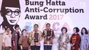 Penerima anugerah Bung Hatta Anti Corruption Award 2017, Bupati Bantaeng, Nurdin Abdullah dan Dirjen Bea Cukai, Heru Pambudi berfoto bersama keluarga Bung Hatta dalam acara malam anugerah di Jakarta, Kamis (14/12) malam. (Liputan6.com/Herman Zakharia)