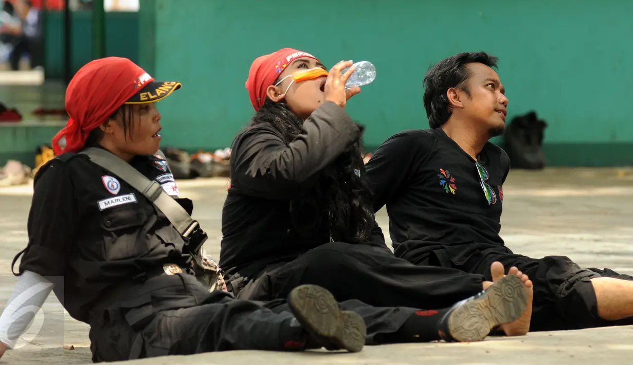 Beberapa buruh terduduk di halaman Masjid Jayakarta, Pulogadung Jakarta usai menempuh perjalanan dari Bandung-Jakarta, Jumat (20/11/2015). Para buruh menuntut pencabutan PP no 78 tentang pengupahan. (Liputan6.com/Helmi Fithriansyah)
