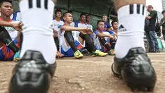 Para Pemain Dream Team B serius mengikuti arahan pelatih sebelum bertanding pada ajang United Way Coaching Clinic bersama You C1000 di Stadion Soemantri Brojonegoro, Jakarta, Sabtu (7/5/2016). (Bola.com/Nicklas Hanoatubun)