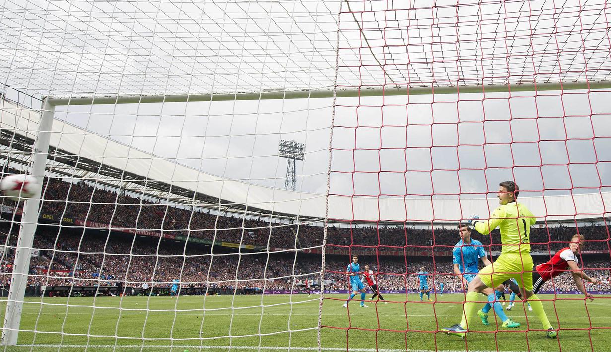 Kapten Feyenoord, Dirk Kuyt, mencetak gol pada laga melawan Heracles Almelo di Stadion De Kuip, Rotterdam, Minggu (14/5/2017).  Feyenoord menang 3-1. (EPA/Jasper Ruhe)