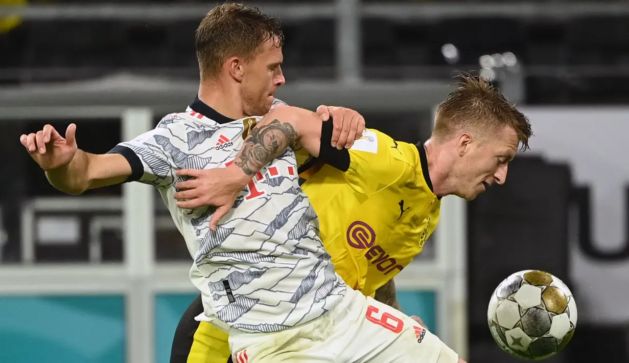 Kedua tim tampil ngotot di awal babak pertama. Borussia Dortmund membuka peluang pada menit ke-20 lewat Marco Reus (kanan). Pemain 32 tahun tersebut punya kans untuk mencetak gol setelah berhadapan satu lawan satu dengan Manuel Neuer, sayangnya gagal. (Foto: AFP/Ina Fassbender)