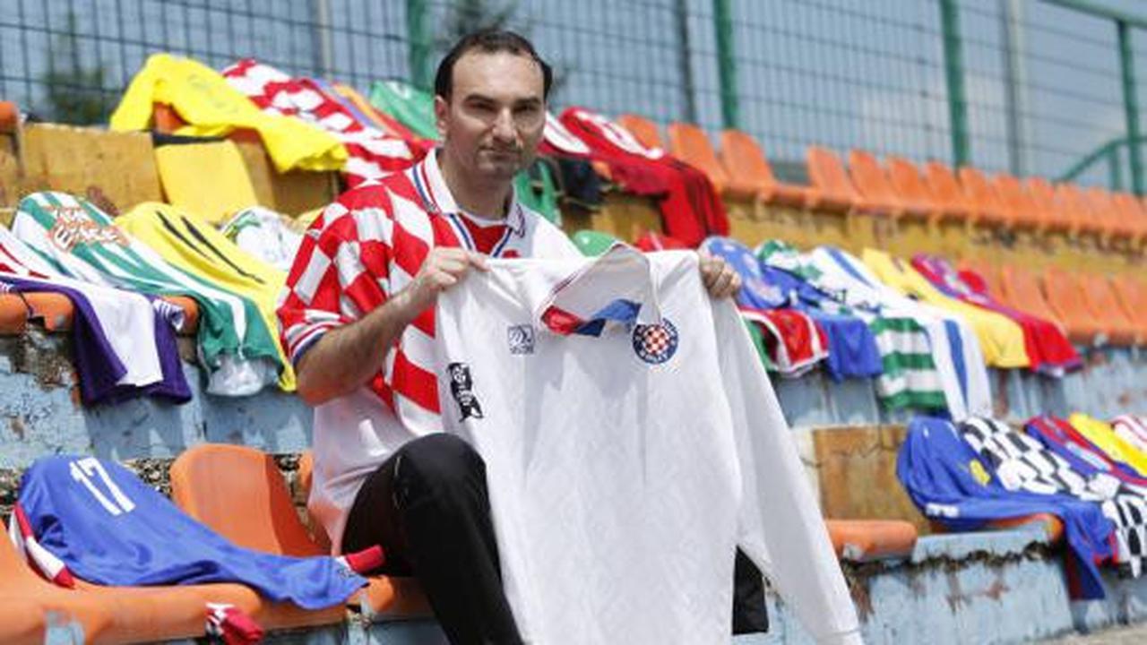  Pria ini koleksi 200 jersey bola senilai Rp 350 juta