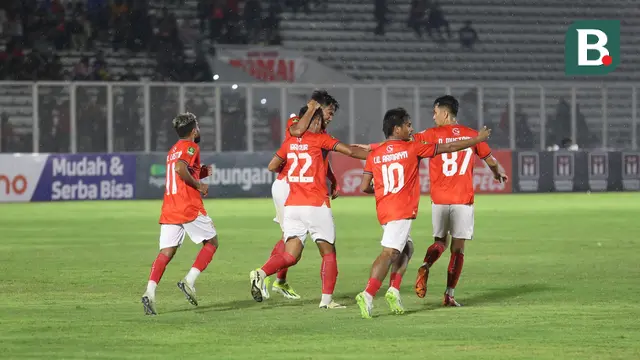 Foto: Perjuangan Keras Pemain Malut United saat Menolak Kalah dari Semen Padang di Liga 2
