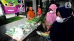 Kaum ibu mengambil gratis sayuran di Jati Padang, Pasar Minggu, Jakarta Selatan, Minggu (2/4/2023). (merdeka.com/Arie Basuki)