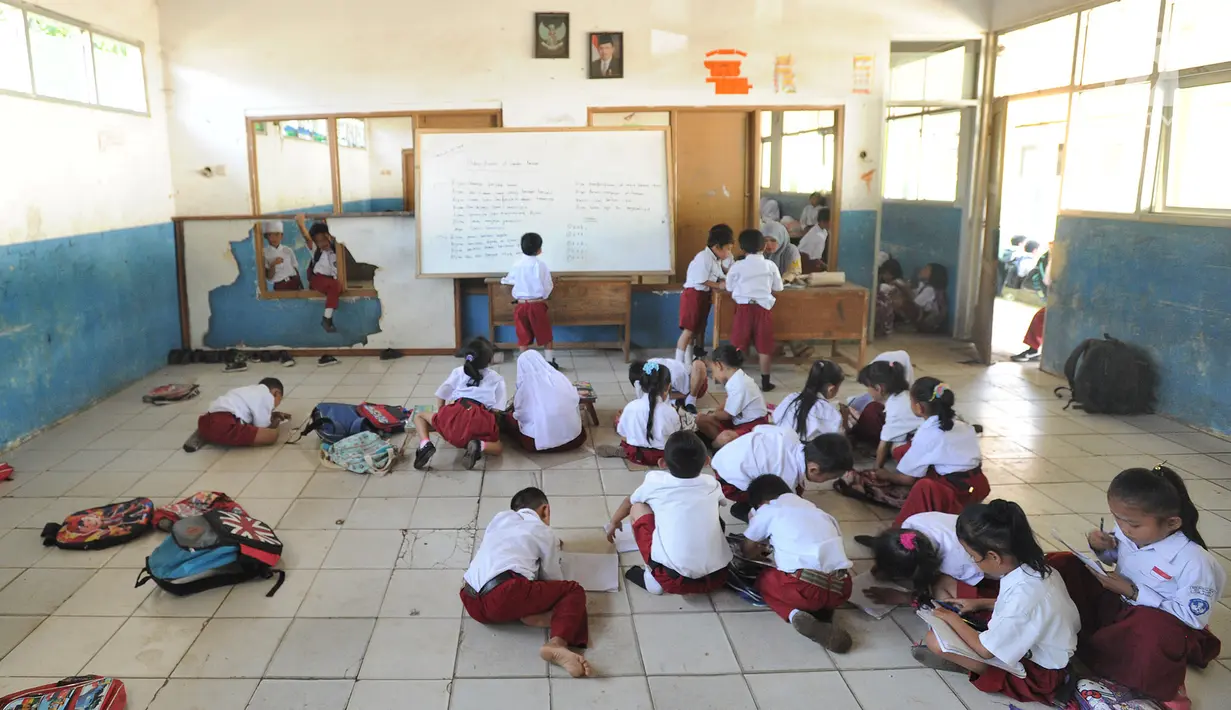 Siswa kelas II SDN Kertajaya 2 mengikuti aktivitas belajar di lantai kelas, di Rumpin, Bogor, Senin (3/9). Tidak tersedianya meja dan kursi di tiga ruang kelas menyebabkan mereka belajar di lantai selama lebih dari 3 tahun. (Merdeka.com/Arie Basuki)