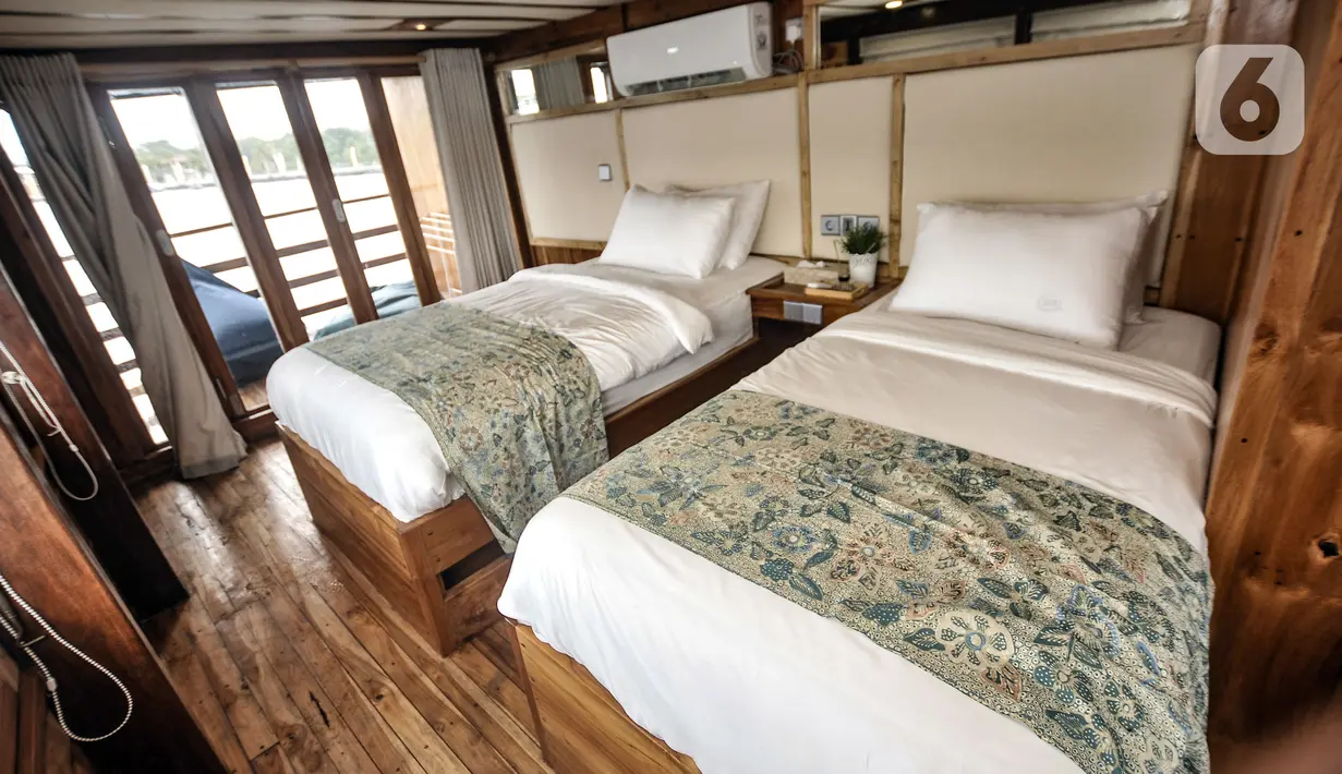 Suasana interior salah satu ruangan Kapal Augustine Phinisi di kawasan Ancol, Jakarta Utara, Selasa (23/3/2021). Augustine Phinisi memiliki 4 kamar tidur. (merdeka.com/Iqbal S. Nugroho)