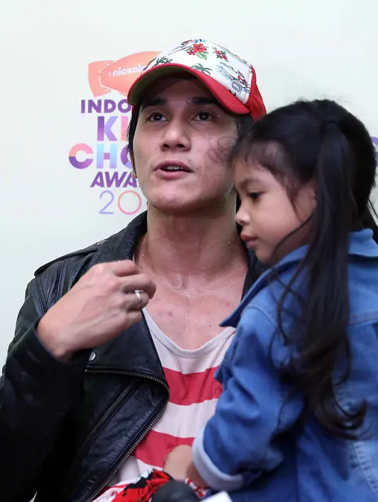 Vino dan istri, Marsha akan menjalani workshop silat. Meski hal itu bisa menguras tenaganya, Vino tetap akan menjalankan ibadah puasa seperti diwajibkan bagi umat muslim. (Nurwahyunan/Bintang.com)