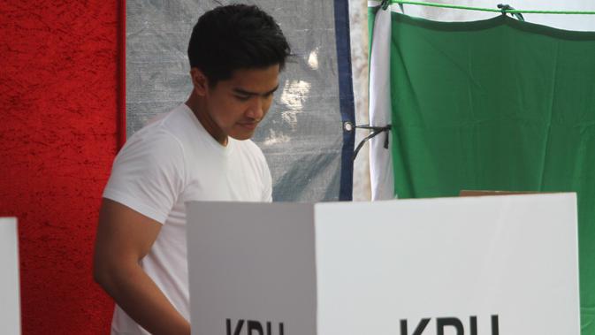 Putra Joko Widodo atau Jokowi, Kaesang Pangarep menggunakan hak pilihnya di Pemilu 2019. (Liputan6.com/ Fajar Abrori)