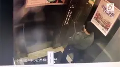 Aksi jahil seorang bocah buang air kecil di dalam lift menyebabkan ia terjebak dalam lift kosong di chongqing, china.