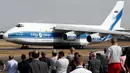 Pesawat kargo Antonov An-124 bersiap untuk lepas landas di Farnborough Airshow, London, Inggris, Kamis (19/7). (Adrian DENNIS/AFP)