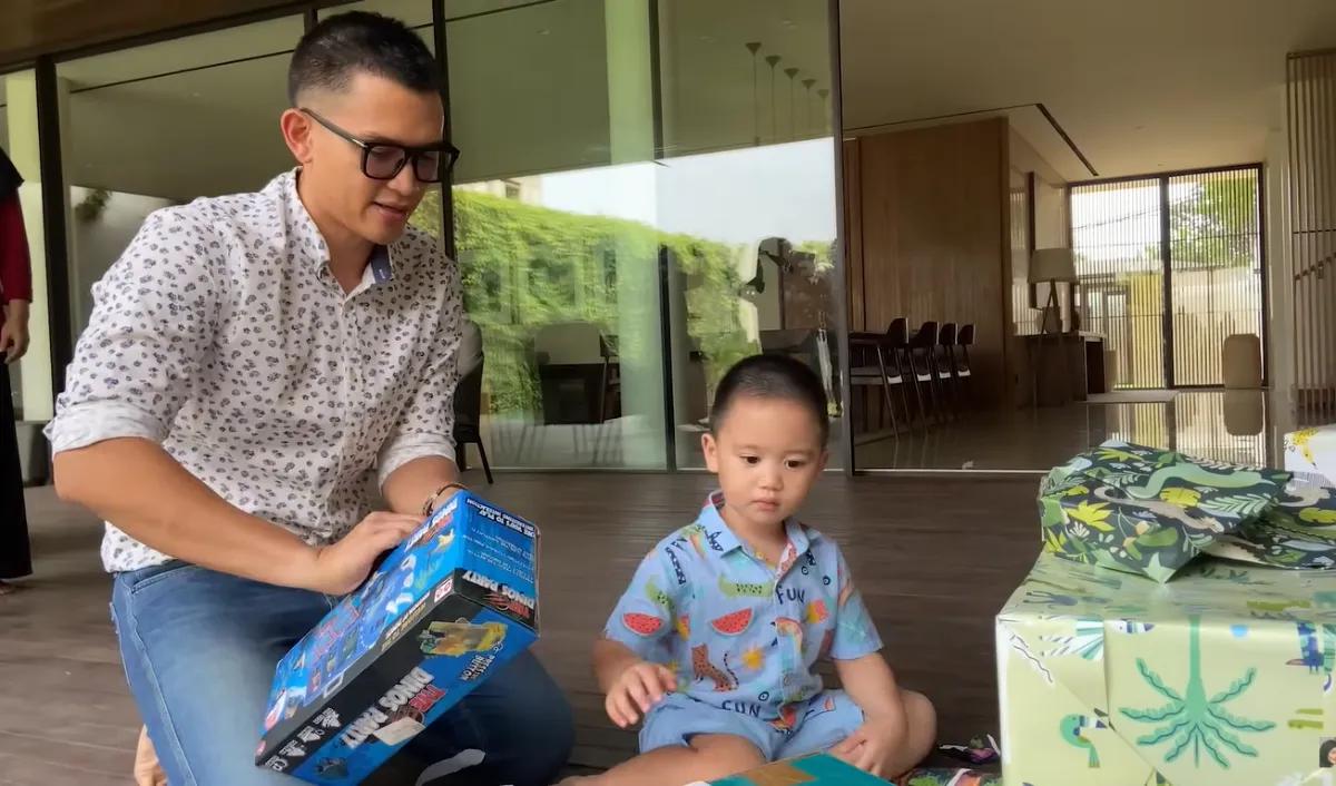 Penampilan Athar bikin salfok. Apalagi Athar memiliki paras tampan seperti sang ayah.&nbsp;