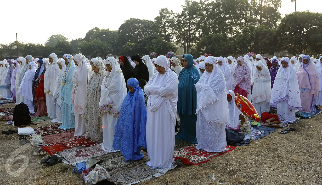 Warga Muhammadiyah di Lenteng Agung menggelar Salat Ied di Lapangan sepak bola Al-Bayyinah, Jakarta, Rabu (23/9/2015). Menurut Muhammadiyah, seringnya perbedaan ini terjadi karena tidak ada ketentuan baku di kalender hijriyah. (Liputan6.com/Yoppy Renato)