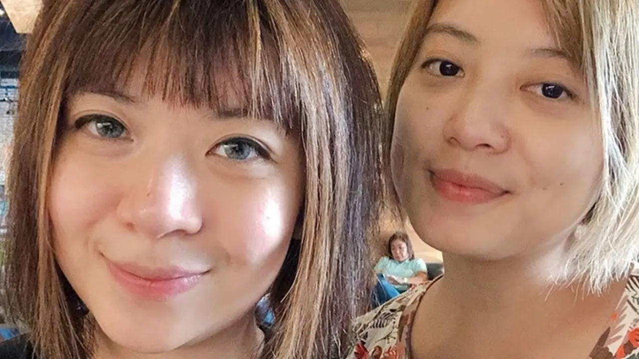 Bak Saudara Kembar, Ini 6 Potret Kompaknya Leony dan Sang Adik