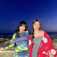 Fuji baru saja mengunggah beberapa foto terbaru dirinya berpose bersama Rebecca Klopper di Lebaran hari ketiga. Foto: Instagram.