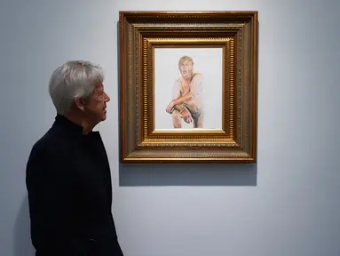 Seorang kurator galeri melihat sebuah lukisan kandidat Presiden AS dari Partai Republik, Donald Trump dalam keadaan telanjang, di Galeri Maddox, London, Sabtu (9/4). Lukisan karya Illma Gore itu diberi judul “Make America Great Again” (Niklas HALLE'N/AFP)