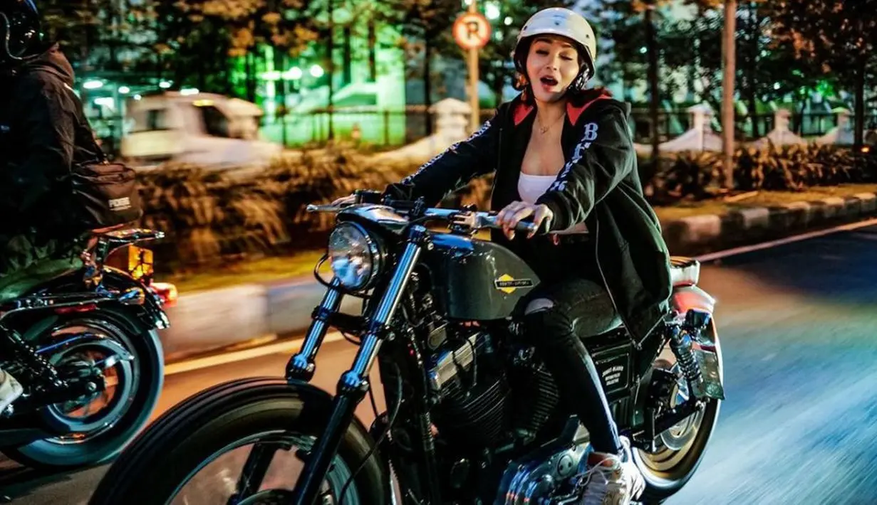 Keren banget Wika Salim naik Harley-Davidson Sportster 48. (Source: Instagram/@wikasalim)