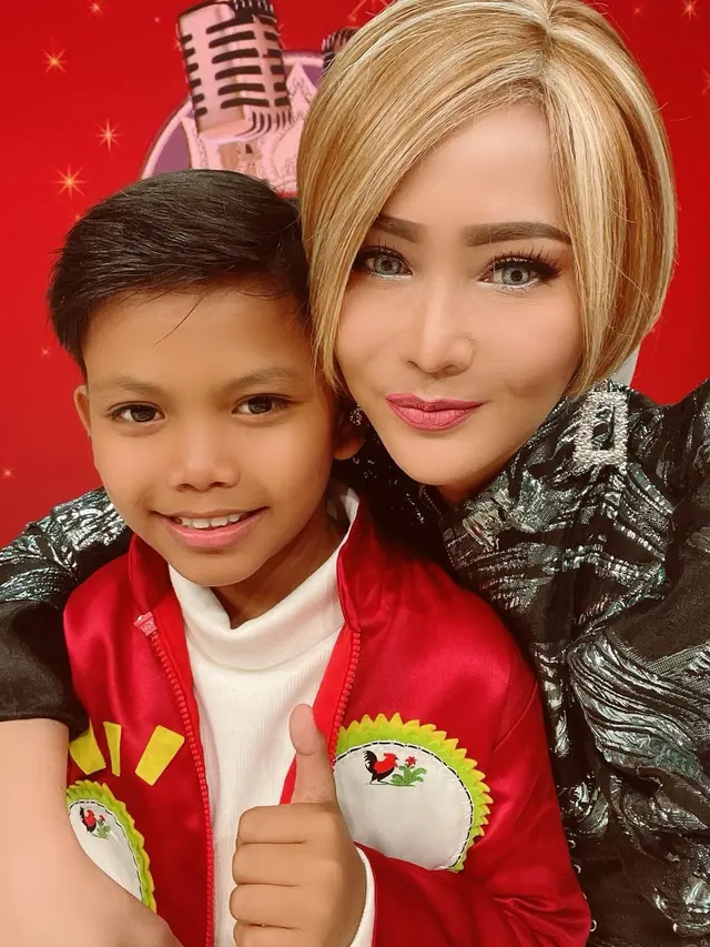 Duet Satu Panggung, Ini 6 Potret Kedekatan Inul Daratista dan Farel Prayoga