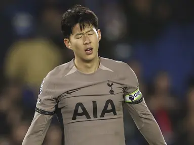 Ekspresi kecewa pemain Tottenham Hotspur, Son Heung-min setelah timnya kalah 2-4 dari Brighton pada laga lanjutan Liga Inggris 2023/2024 di American Express Community Stadium, Brighton, Inggris, Jumat (29/12/2023) dini hari WIB. (AP Photo/Ian Walton)