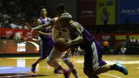 Pemain CLS Knights, Mario Wuysang (kanan), berusaha melewati hadangan pemain Pelita Jaya. (bola.com/Arief Bagus)