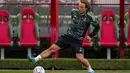 Gelandang Real Madrid Luka Modric mengontrol bola saat sesi latihan  jelang berhadapan dengan wakil Asia, Al-Hilal pada final Piala Dunia Antarklub 2022, di Rabat, Maroko, Jumat (10/2/2023). Dengan empat gelar, Real Madrid pun tercatat sebagai tim tersukses di kejuaraan yang digelar pertama kali pada 2000 itu. (AP Photo/Manu Fernandez)