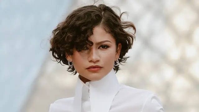 First Look Zendaya Usai Menikah dengan Tom Holland, Bak Pengantin Pakai Dress Putih dan Cincin Emas di Paris Fashion Week