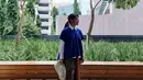 Di potret ini Dian Sastro kembali aplikasikan preppy look saat kenakan rok batik lilit. Namun kali ini dipadu dengan kemeja putih dan oversized wool outer biru [@therealdisastr]