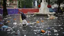 Sampah terlihat berserakan di Lapangan setelah pendukung Skotlandia berkumpul sebelum pertandingan grup D kejuaraan sepak bola Euro 2020 antara Inggris dan Skotlandia, di London, Jumat (18/6/2021).