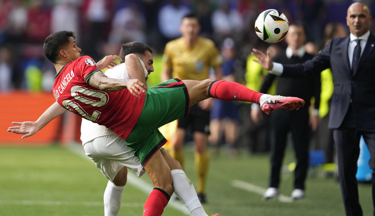 <p>Bek Timnas Portugal, Joao Cancelo berebut bola dengan gelandang Timnas Turki, Orkun Kokcu pada laga matchday kedua Grup F Euro 2024 Westfalenstadion, Dortmund, Jerman, Sabtu (22/6/2024). (AP Photo/Darko Vojinovic)</p>
