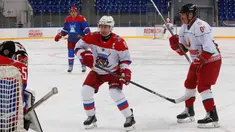 Presiden Rusia Vladimir Putin (kiri) dan Presiden Belarus Alexander Lukashenko (kanan) ikut serta dalam pertandingan hoki es di Shayba Arena, Resor Laut Hitam Sochi, Rusia, (15/2). (Sergei Chirikov / Pool / AFP)