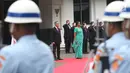 Menhan India, Nirmala Sitharaman melakukan jajar kehormatan di halaman Kantor Kementerian Pertahanan, Jakarta, Selasa (23/10). Kunjungan Menhan India Tersebut untuk mempererat kerja sama bidang keamanan kedua negara. (Lipuann6.com/Angga Yuniar)