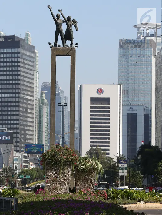 Bunga bougenville amenities menghiasi kawasan Bundaran HI, Jakarta, Rabu (21/8/2019). Tanaman hias tersebut dipercaya ampuh untuk mengurangi polusi udara di Ibu Kota. (Liputan6.com/Herman Zakharia)