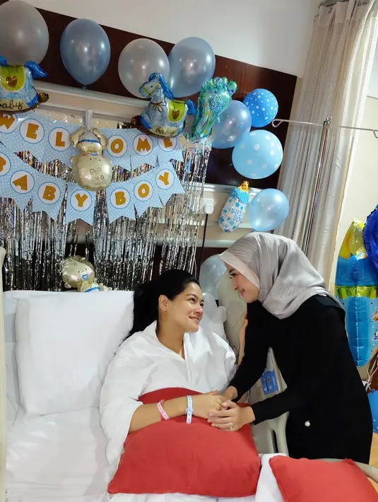 Kebahagiaan semakin bertambah ketika Titi dijenguk oleh sahabatnya, Laudya Cynthia Bella. Tidak didampingi sang suami, Engku Emran, Bella datang sendirian menjenguk Titi dan buah hatinya. (Instagram/titi_kamal)