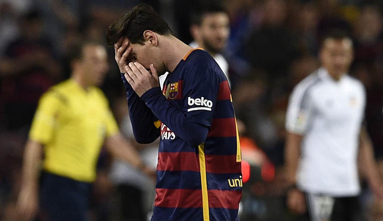 Bintang Barcelona, Lionel Messi, tampak sedih usai takluk dari Valencia pada laga La Liga Spanyol di Stadion Camp Nou, Barcelona, Minggu (17/4/2016). Barca takluk 1-2 dari Valencia. (AFP/Lluis Gene)