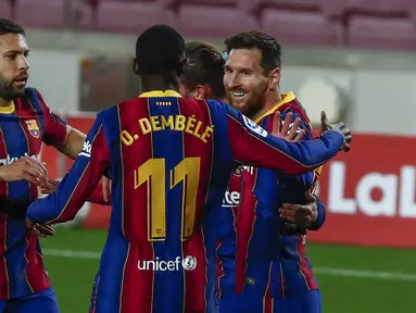 Para pemain Barcelona merayakan gol pertama ke gawang SD Huesca yang dicetak striker Lionel Messi (kanan) dalam laga lanjutan Liga Spanyol 2020/2021 pekan ke-27 di Camp Nou Stadium, Barcelona, Senin (15/3/2021). Barcelona menang 4-1 atas SD Huesca. (AP/Joan Monfort)