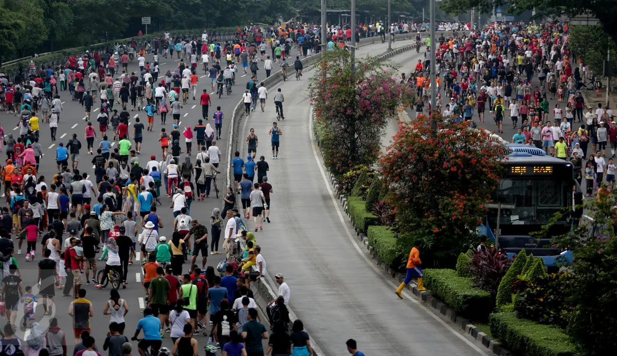 Sejumlah warga beraktivitas saat Car Free Day (CFD) di ruas Jalan Sudirman-Thamrin, Jakarta, Minggu (26/3). Libur panjang menjelang Nyepi (28/3), sebagian warga Jakarta memilih menghabiskan waktu dengan berolahraga di area CFD (Liputan6.com/Faizal Fanani)