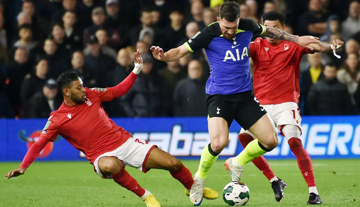 Pemain Tottenham Hotspur Pierre-Emile Hojbjerg (tengah) berebut bola dengan pemain Nottingham Forest Jesse Lingard (kanan) dan Renan Lodi pada pertandingan sepak bola putaran ketiga Piala Liga Inggris atau Carabao Cup di Stadion City Ground, Nottingham, Inggris, 9 November 2022. Tottenham Hotspur harus tersingkir dari Carabao Cup setelah kalah 0-2 dari Nottingham Forest. (AP Photo/Rui Vieira)