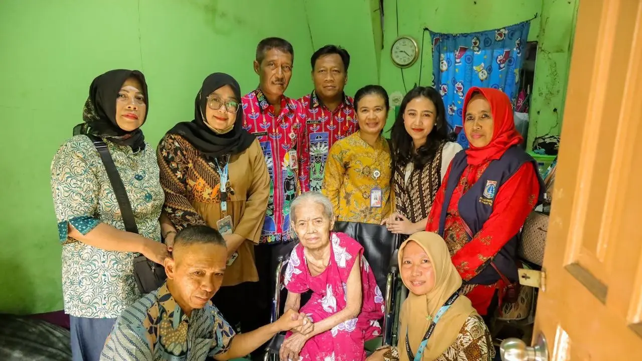 Anggota Legislatif Dewan Perwakilan Rakyat Daerah (DPRD) Komisi E Provinsi DKI Jakarta, Farah Savira menyalurkan Alat Bantu Fisik (ABF) untuk warga membutuhkan di wilayah Pancoran dan Jagakarsa (Istimewa)
