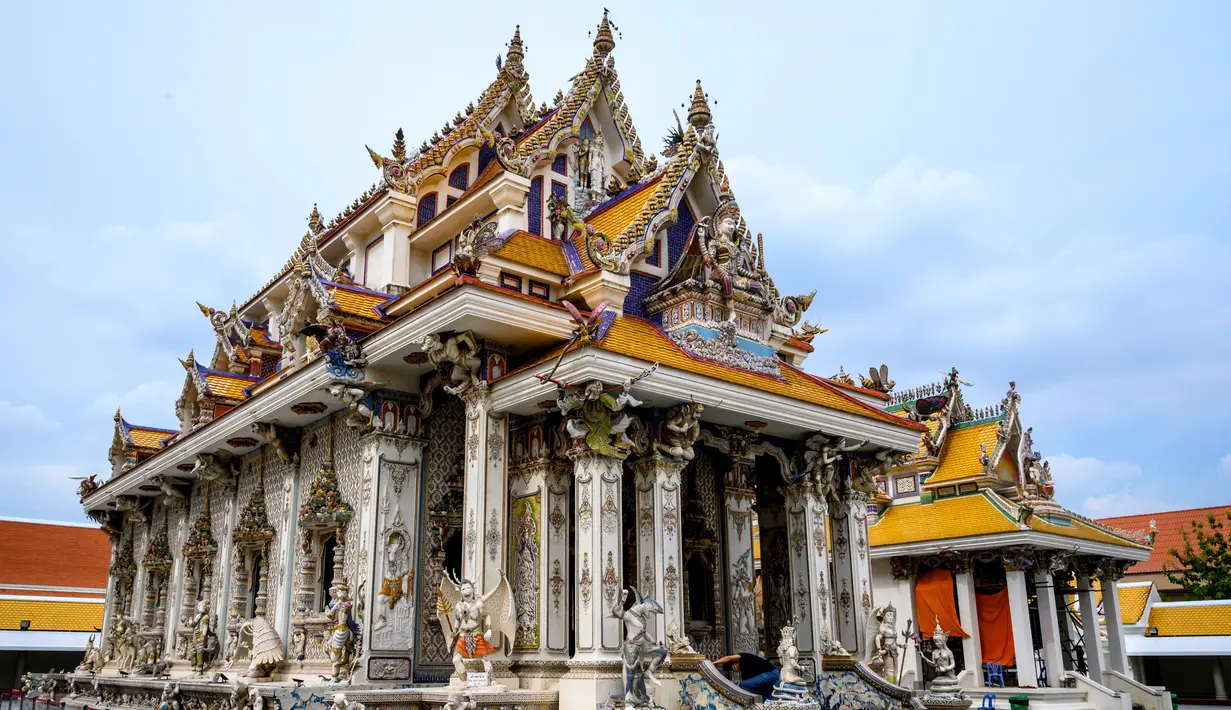 Suasana Kuil Buddha Wat Pariwat atau Kuil David Beckham di Bangkok, Thailand, Selasa (14/7/2020). Kuil David Beckham dihiasi dengan patung-patung superhero, karakter komik, makhluk mitos dan imajiner, serta tokoh dunia. (Mladen ANTONOV/AFP)