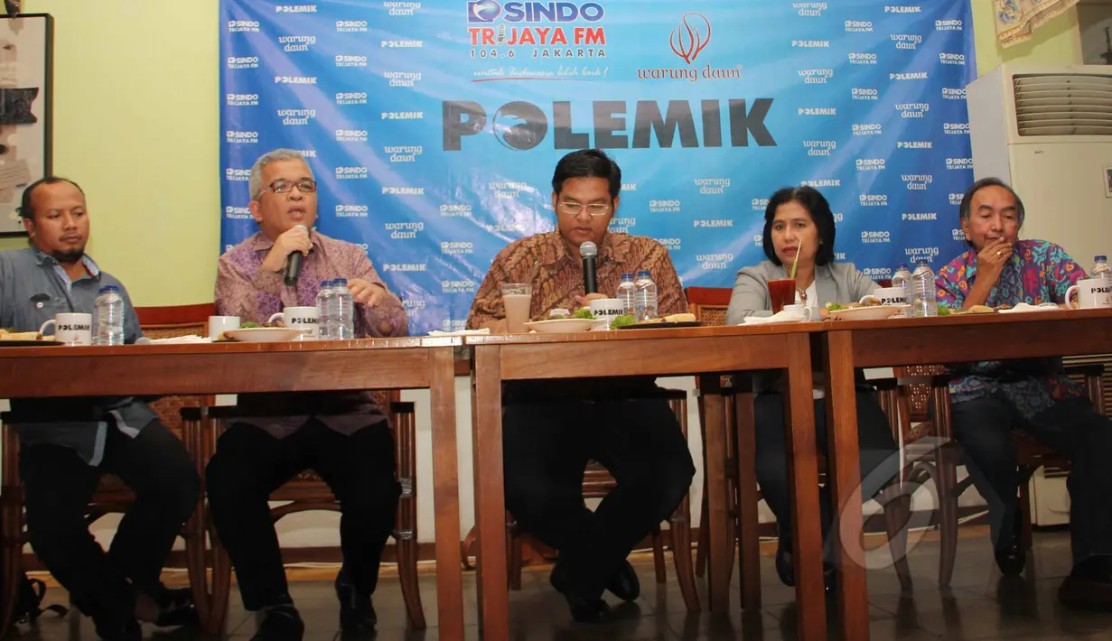 Pengurus Harian YLKI Tulus Abadi, Direktur Pelayanan BPJS Fajriadinur, Moderator, Anggota Komisi IX DPR RI Irma Suryani , Direktur YPKKI Marius Widjajarta saat diskusi ‘Mau Sehat kok Repot', Jakarta, Sabtu (21/3/2015). (Liputan6.com/Helmi Afandi) 