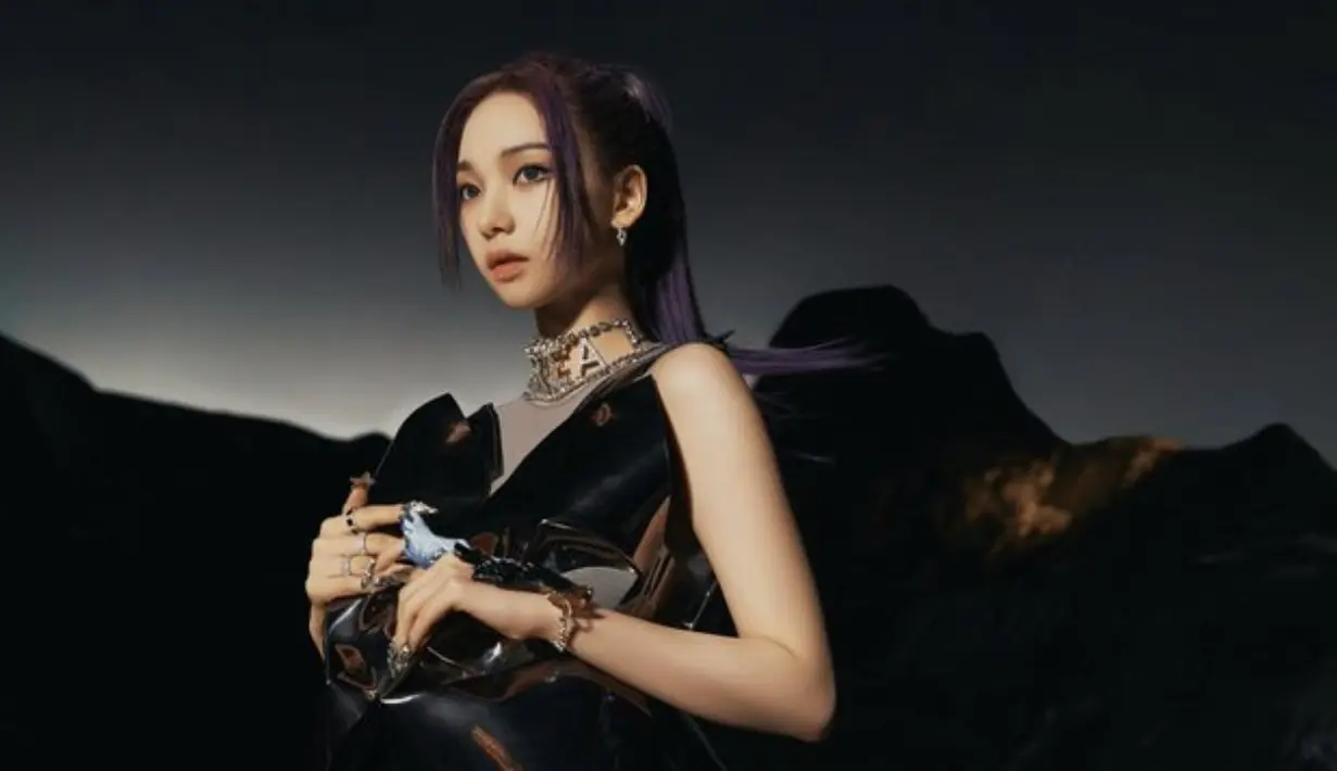 Karina tampak begity futuristik dengan tampilannya kali ini.  [Foto: Instagram/ @aespa_official]