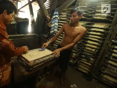 Pekerja tengah membuat oncom di salah satu rumah industri di Jakarta, Rabu (6/12). Sebesar Rp 60 triliun atau 50 persen dari Kredit Usaha Rakyat (KUR) akan disalurkan pada tahun depan dan dialokasikan ke sektor produktif. (Liputan6.com/Angga Yuniar)