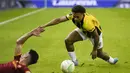 Penyerang Vitesse, Lois Openda berebut bola dengan bek AS Roma, Roger Ibanez 
pada pertandingan leg pertama babak 16 Liga Europa di stadion Gelredome di Arnhem, Belanda, Jumat (11/3/2022). Roma menang tipis atas Vitesse 1-0. (AP Photo/Peter Dejong)