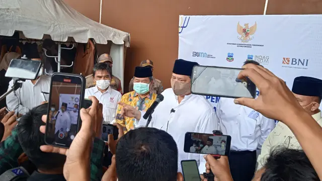 Menko Perekonomian Airlanggar Hartarto memberikan keterangan kepada wartawan dalam kunjungannya di pabrik pengolah kulit PT GMP Garut, beberapa waktu lalu. (Liputan6.com/Jayadi Supriadin)