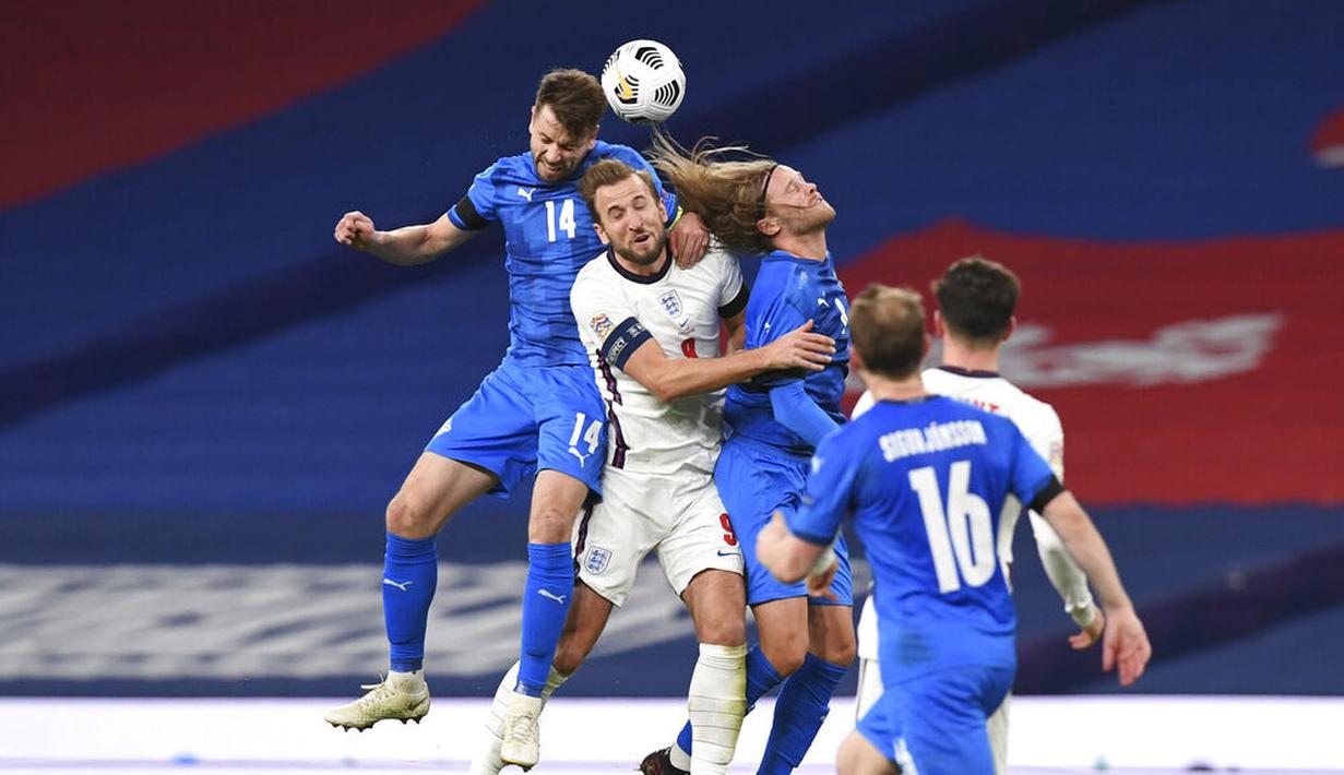 Striker Inggris, Harry Kane, duel udara dengan pemain Islandia pada laga UEFA Nations League di Stadion Wembley, Kamis (19/11/2020). Inggris menang dengan skor 4-0. (Neil Hall/Pool via AP)