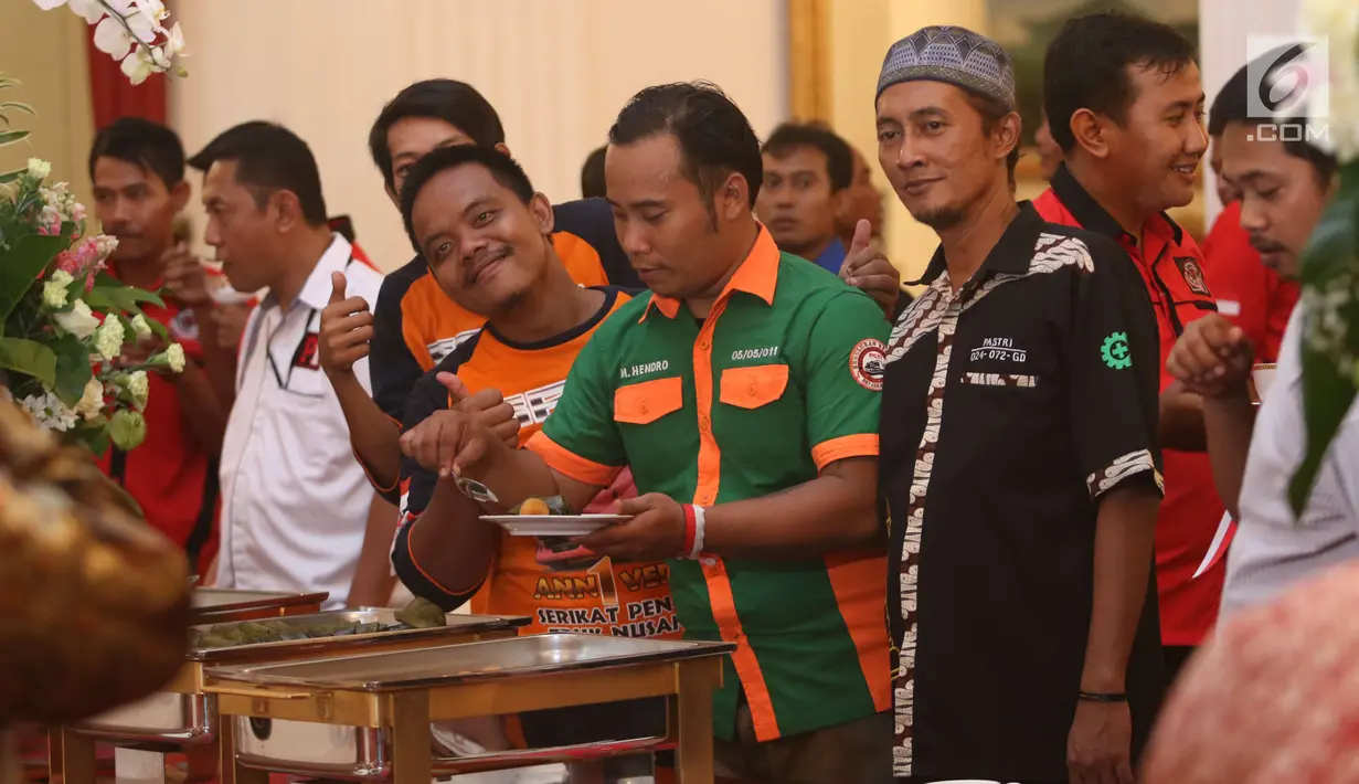 Sejumlah sopir truk menikmati sarapan di Istana Negara, Jakarta, Selasa (8/5). Presiden Joko Widodo atau Jokowi menerima 70 perwakilan sopir truk se-Indonesia. (Liputan6.com/Angga Yuniar)
