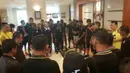 Tim Sriwijaya berdoa di lobi hotel sebelum berangkat menuju Stadion Utama Gelora Bung Karno, Jakarta, Minggu (18/10/2015). (Bola.com/Nicklas Hanoatubun)