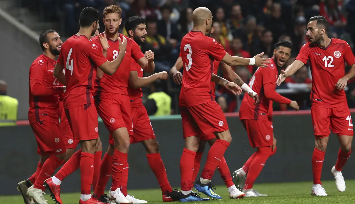 Para pemain Tunisia merayakan gol Fakhredine Ben Youssef saat melawan Portugal pada laga uji coba di Estadio Municipal de Braga, (28/5/2018) waktu setempat. Portugal dan Tunisia bermain imbang 2-2. (AP/Armando Franca)