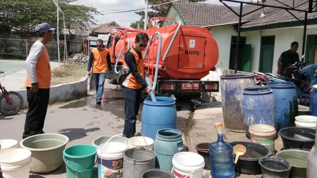 Droping air bersih di Cilacap, Jawa Tengah. (Foto: Liputan6.com/BPBD BMS/Muhamad Ridlo)
