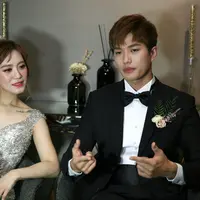 Pasangan yang tengah berbahagia Lee Jeong Hoon dan Moa Aeim baru saja melangsungkan pernikahan. Keduanya menikah Sabtu (2/12/2017) di Chakra Venue and Lounge, BSD City, Tangerang. (Nurwahyunan/Bintang.com)